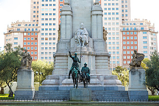 西班牙马德里西班牙广场的唐<i>吉</i><i>诃</i>德和桑乔潘萨雕像
