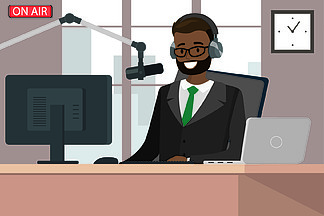 广播电台<i>主</i>持<i>人</i>在空中对着麦克风讲话，非洲裔美国男性在现代办公室的桌子后面，卡通矢量图。广播电台<i>主</i>持<i>人</i>对着麦克风讲话