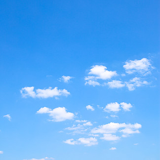 蓝色春天的天空，白云。背景，云景