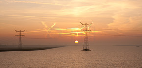 荷兰海上的日出与两个电塔的轮廓