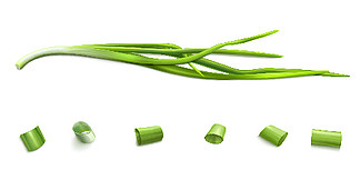 细香葱束和切在白色背景上的洋葱或大蒜片。新鲜的春绿<i>植</i>物、切碎的草<i>本</i><i>植</i>物、天然有机葱叶、韭菜蔬菜、逼真的 3D 矢量图。细香葱束和切片葱或大蒜