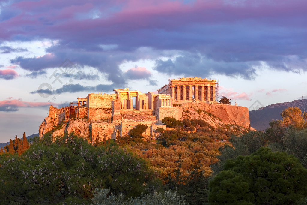 希腊雅典卫城山和帕台农神庙雅典卫城山的鸟瞰图在日落时在希腊雅典
