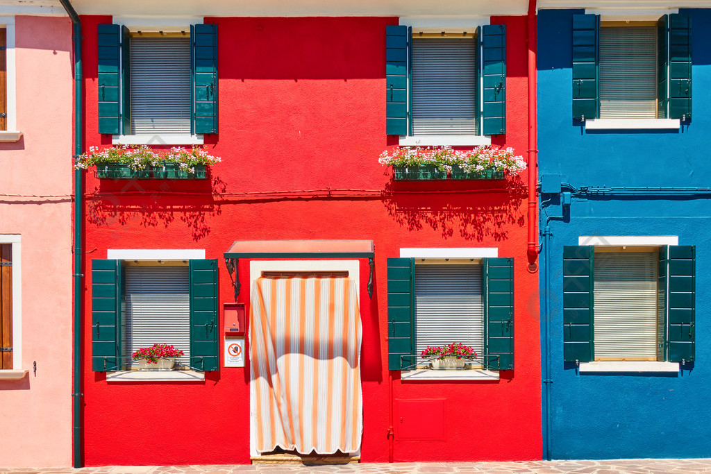 意大利威尼斯布拉诺的色彩鲜艳的房屋窗台上有鲜花意大利建筑