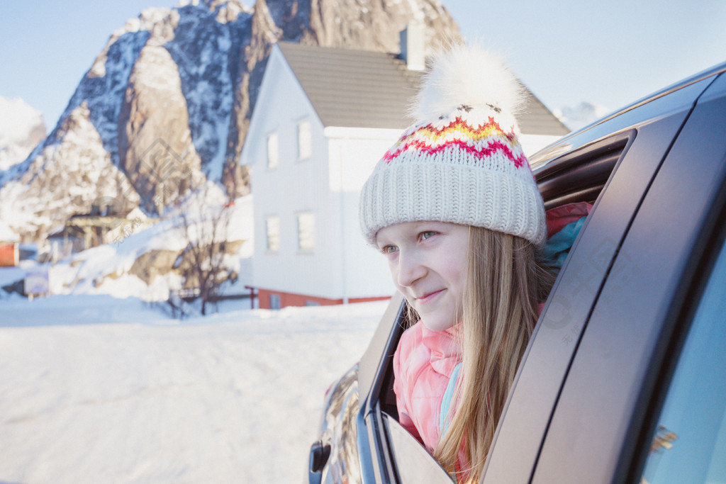 快乐的微笑女孩看着车窗外罗弗敦群岛挪威