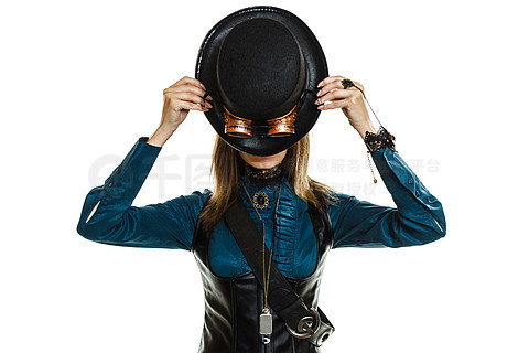朋克复古女人用黑色帽子工作室拍摄的白色背景中突显的照片遮住她的脸
