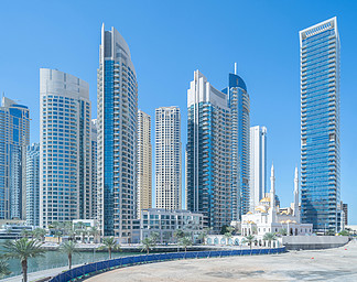 办公楼窗户的图案。玻璃建筑立面设计与城市城市，迪拜市中心的<i>反</i><i>射</i>。金融区的城市有蓝天。