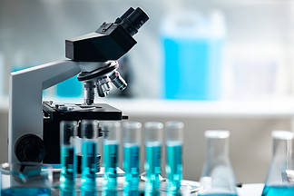 实验室专业显微镜、科学设备和医疗<i>工</i>具，用显微镜在实验室中观察微观尺度、微生物学和医学研究