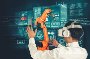 工程师通过增强现实行业技术应用软件控制机械臂。未来工厂中的智能机器人机器以工业 4.0 或第四次工业革命的概念工作。
