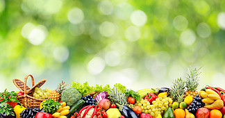 绿色自然模糊背景上的水果、蔬菜、浆果。复制空间