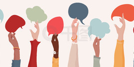 集团举起多元化多<i>民</i>族多元文化女性的双臂，手里拿着讲话泡泡。不同的女性在社交网络上聊天和分享信息。种族平等