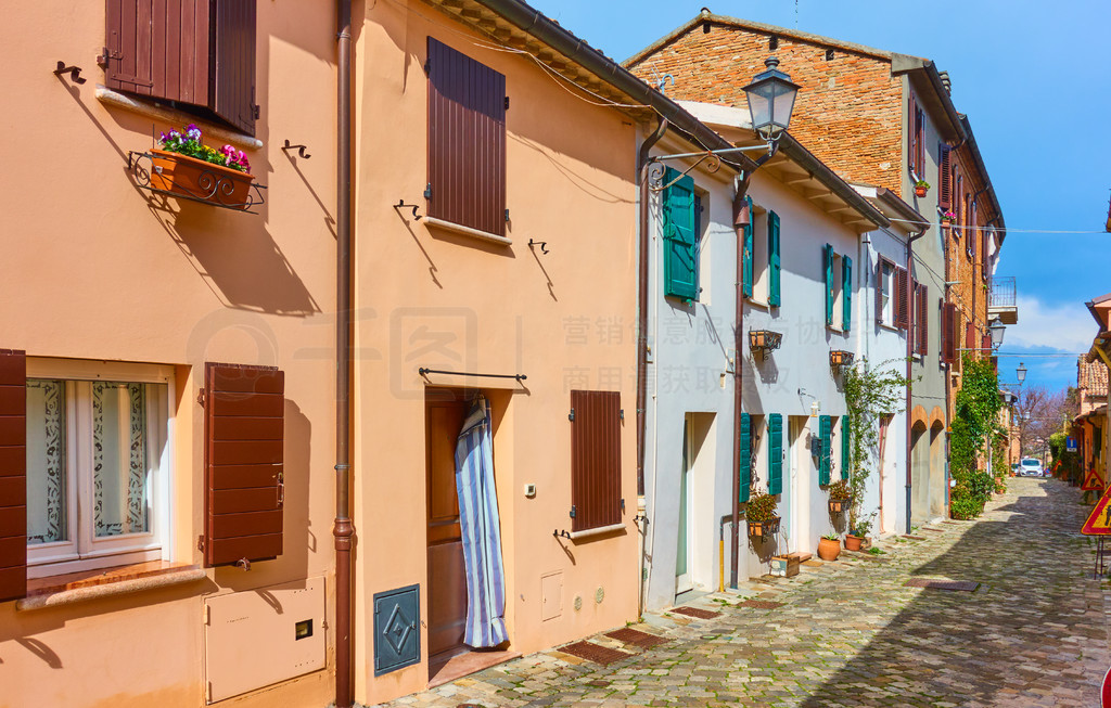    Santarcangelo di Romagna һʵĽֵɫͷ׵Сӵ͸ͼ