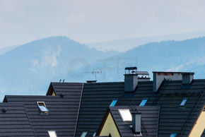 别墅的屋顶在莫的背景下特写。别墅的屋顶在森林覆盖的山脉的背景下特写