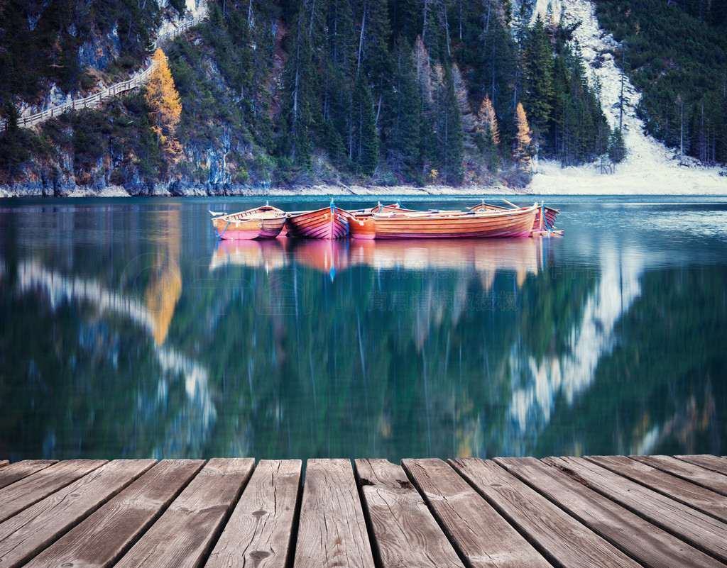 ＾ɽľ· Lago di Braies׵ٰ˹ɽ