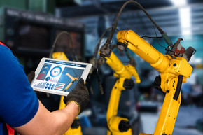 用于数字工厂生产技术的智能工业机器人手臂，展示工业 4.0 或第四次工业革命的自动化制造过程和控制操作的物联网软件。