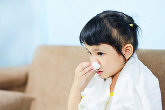 亚洲小女孩裹着手帕感冒，流感季节擤鼻涕/孩子流鼻涕，打喷嚏，擤鼻涕，在家<i>发</i><i>烧</i>