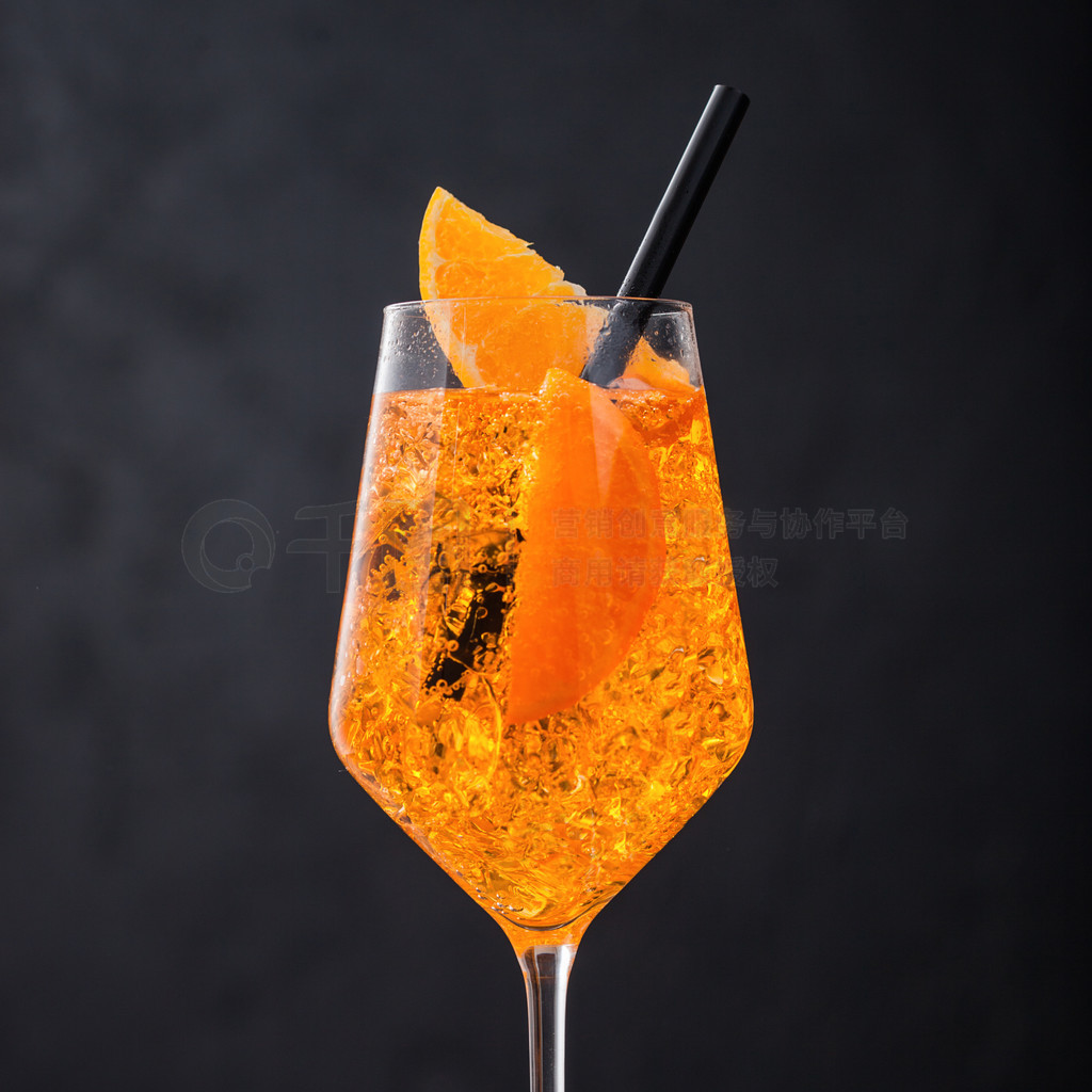 һ aperol spritz ļβƣгƬʹбĺɫϵ̭Ĺ