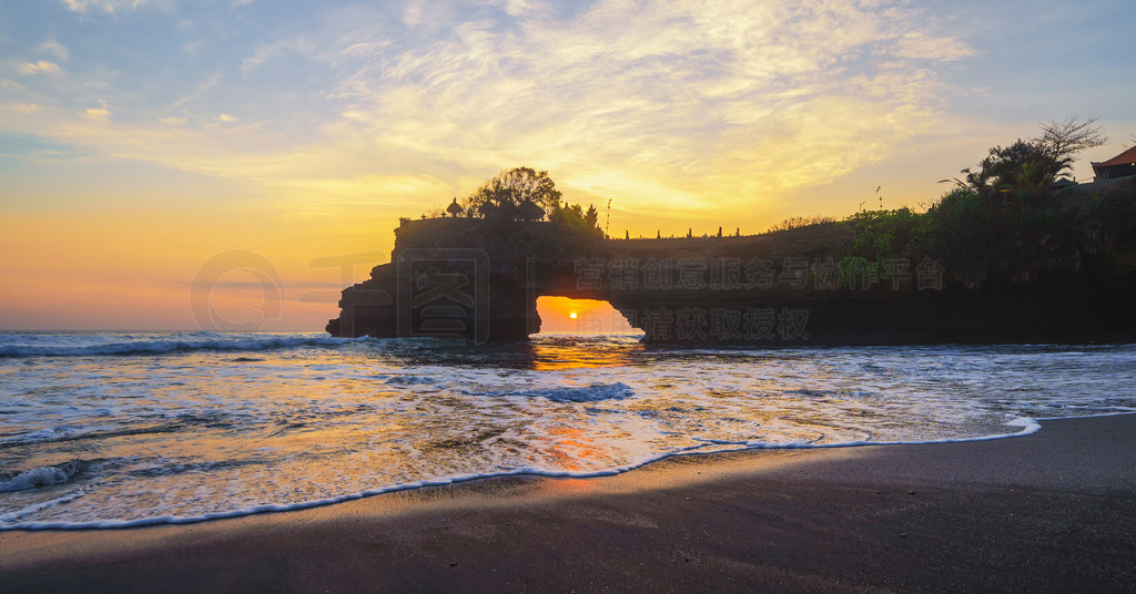  Pura Tanah Lot ʯͱڣʱڰ嵺ܻӭξ֮һӡǡкͼڼڵȻ羰ӡǡ