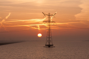 荷兰海上的日出与电塔的轮廓