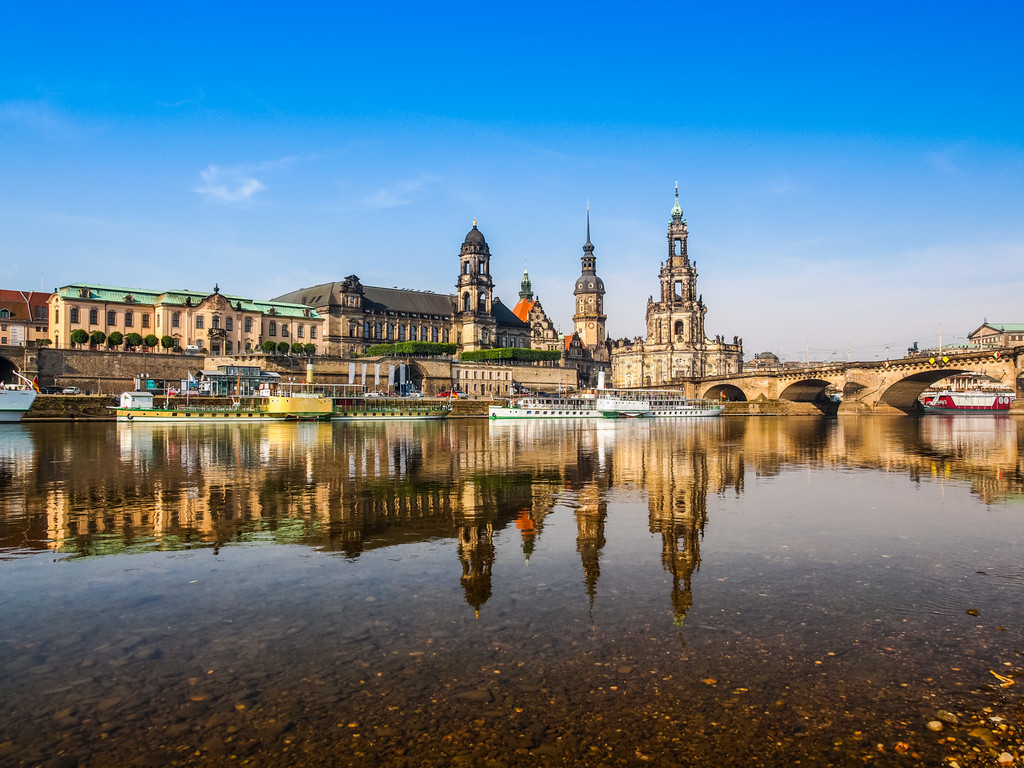 ˹ٹ͢ HDRױӿ¹˹ٵĸ߶̬Χ HDR ˹ʥһ aka Hofkirche Kathedrale Sanctissimae Trinitatis