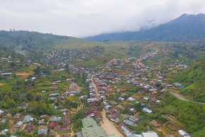 农村、农村移民难民住宅村屋的空中俯视图。泰国 Tak 山丘上天然森林附近城市城镇的当地社区住宅。疏散。