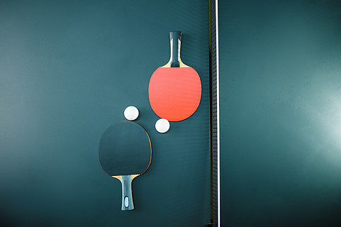 乒乓球和球拍在网上,顶视图,没人,乒乓球概念