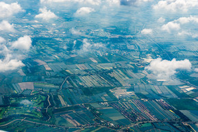 绿色地球 - 飞机上的田野和森林照片