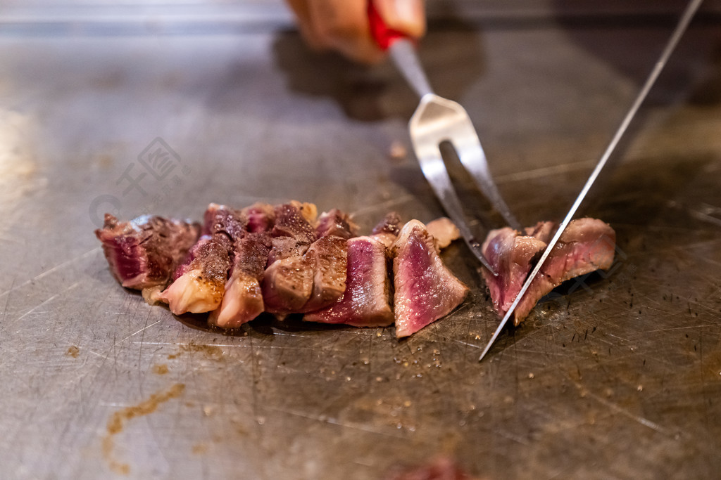 用刮刀和刀在平底鍋上烹飪牛肉鐵板燒食譜日本烤牛肉