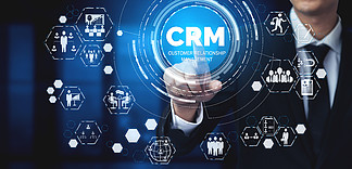 商业销售营销系统概念的 CRM 客户关系管理在服务应用程序的未来图形界面中呈<i>现</i>，以支持 CRM 数据库分析。