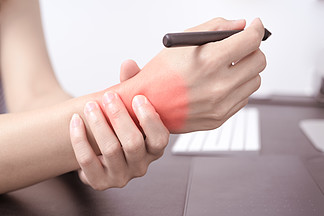 女人手腕手臂疼痛长时间使用笔鼠标工作。办公室综合症。女人手腕手臂疼痛长时间使用笔鼠标工作。办公室综合症医疗保健和医学概念