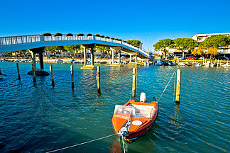意大利<i>弗</i>留利 — 威尼斯朱利亚地区的格<i>拉</i>多镇和桥景