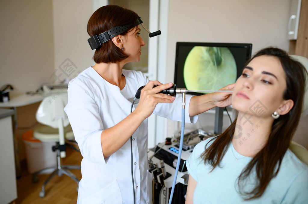 女性喉科醫生和病人在椅子上耳鏡診所耳部檢查專業診斷耳鼻喉科醫生