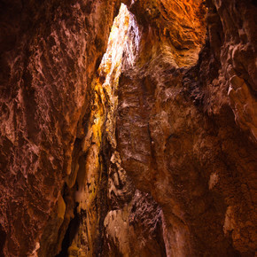 洞穴中的人，探险者摄影师用洞穴中的光线进行探索