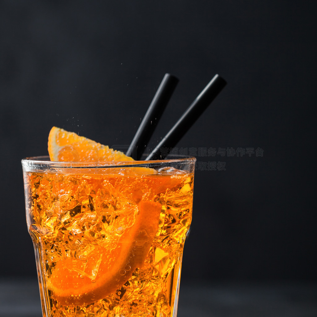 Aperol spritz ļβװڸУϳƬͺɫϵľưףϱ顣