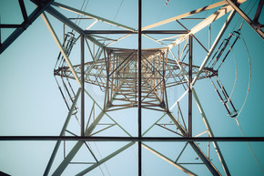 电塔或塔的图片，背景是蓝天。电网或智能电网。