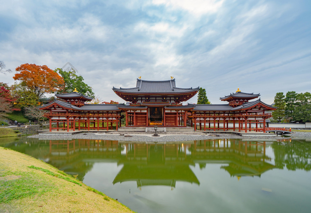 平等院寺塔和湖泊秋季有紅楓葉或秋葉五顏六色的樹京都日本自然和建築