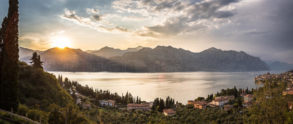 ׵ɽ٣ lago di garda ԰ʫĺߺͿɰСׯ Malcesineȫ