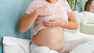 大肚子的年轻<i>孕</i>妇在哺乳前检查和触摸她的乳房。<i>怀</i><i>孕</i>保健和体检的概念。大肚子的年轻<i>孕</i>妇在哺乳前检查和触摸她的乳房。<i>怀</i><i>孕</i>保健和体检的概念