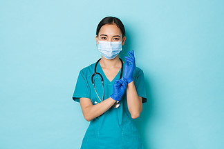 Covid-19、社会距离和验尸官大<i>流</i>行的概念。自信的亚洲女医生、准备检查的护士、戴医用口罩、戴上严肃脸的橡胶手套。Covid-19、社会疏离和冠状病毒<i>流</i>行概念。自信的亚洲女医生，护士准备检查，戴医用
