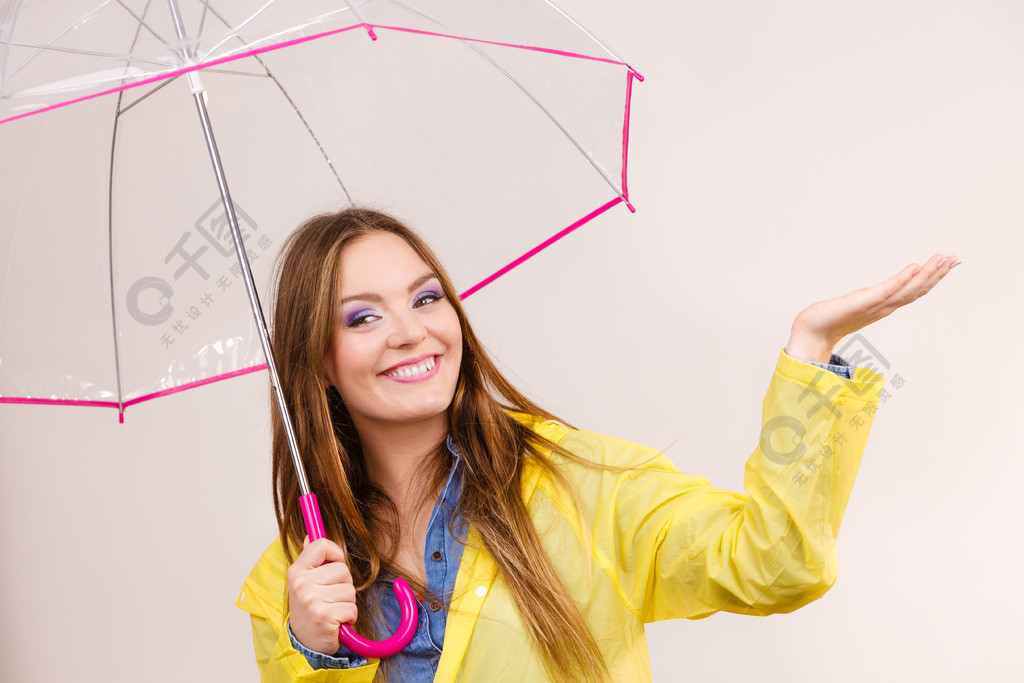 一个女的伸手接雨图片图片