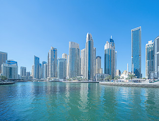 迪拜码头和湖泊或河流、<i>市</i><i>中</i>心天际线、阿拉伯联合酋长国或阿联酋。智慧城<i>市</i>的金融区和商业区。摩天大楼和高层建筑与蓝天。建筑学。