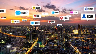 社交媒体图标飞越市中心，通过社交网络应用平台展示人们的参与联系。在线社区和社交媒体营销策<i>略</i>的概念。社交媒体图标飞越市中心，显示人们的参与联系