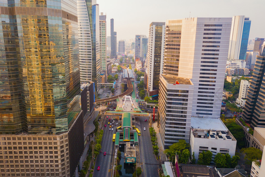 泰国曼谷市中心沙吞交叉路口或与汽车交通交界处的鸟瞰图金融区和商业