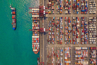 城市进出口业务和物流国际<i>货</i>物中集装箱<i>货</i><i>船</i>的空中俯视图。在香港维多利亚港用起重机运送到港口。