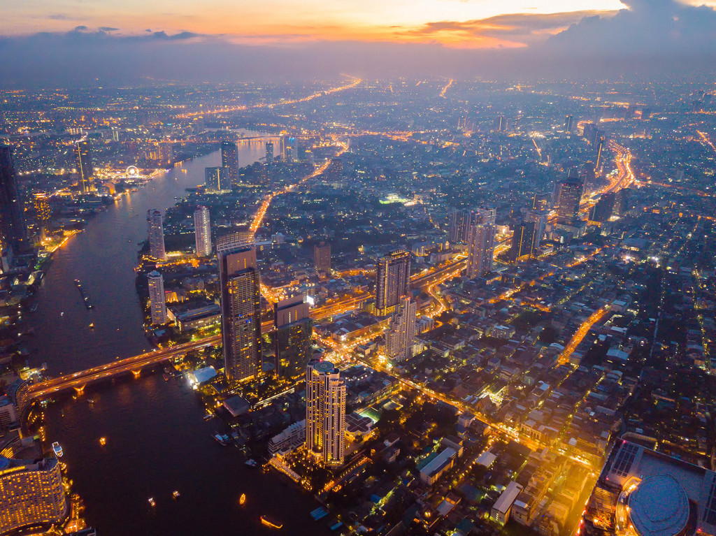 曼谷市中心湄南河鸟瞰图亚洲智慧城市的金融区和商业中心摩天大楼和