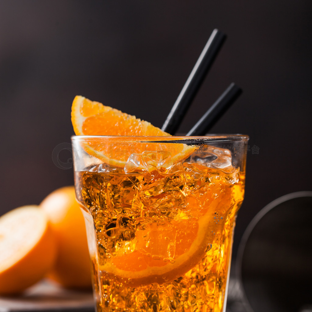 Aperol spritz ļβװڸУϳƬͺɫϵľưףϱ顣͹ļβƵ