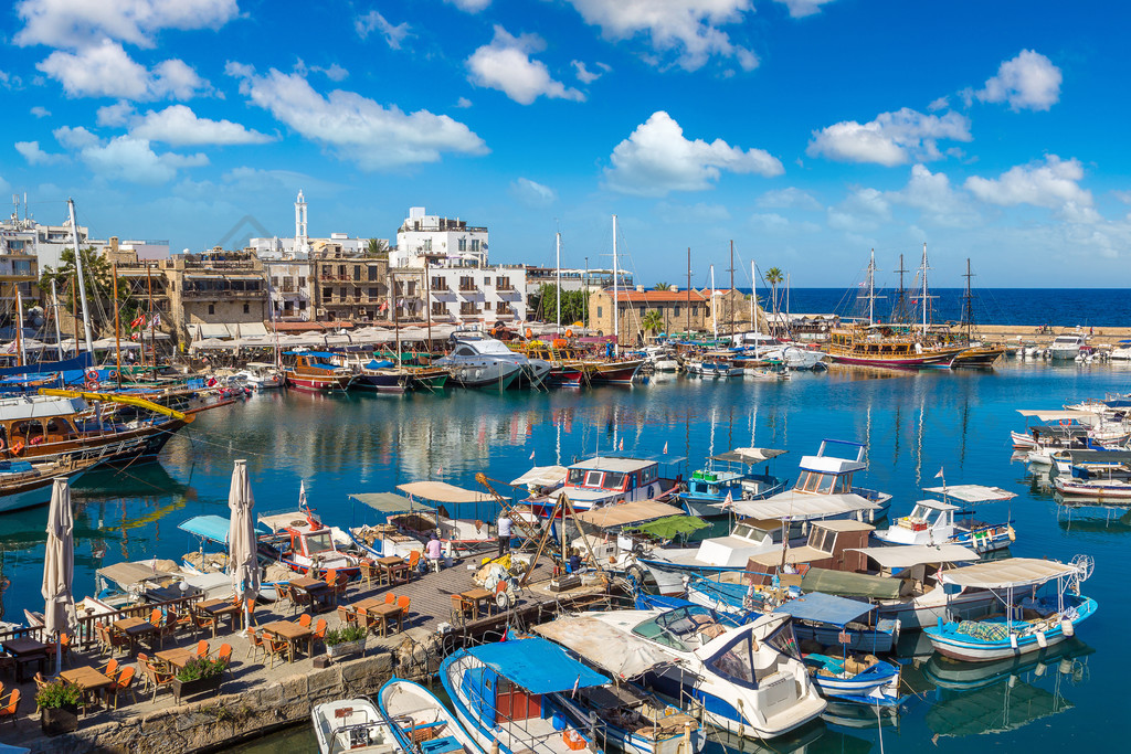 在美丽的夏日北塞浦路斯凯里尼亚girne历史港口的全景鸟瞰图