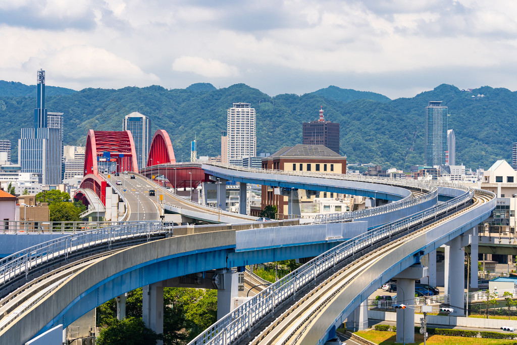 通往神戶市中心兵庫關西日本的單軌鐵路和公路紅橋