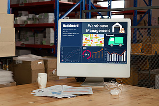 仓库管理软件在计算机中的应用，用于实时监控货物包裹的交付。 PC 屏幕显示用于存储和供应链分<i>配</i>的智能库存仪表板。