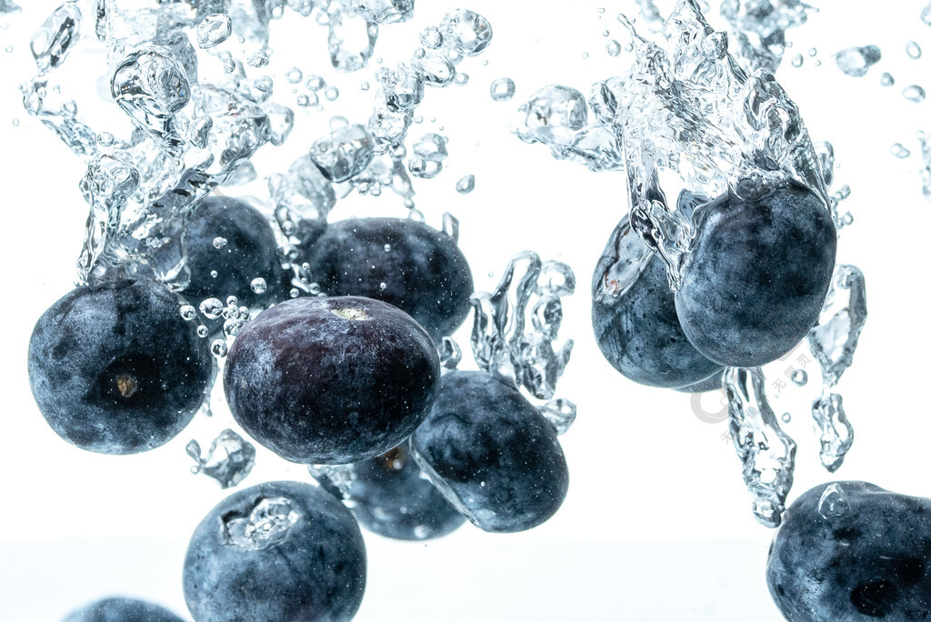 蓝莓泡在水中的壁纸图片