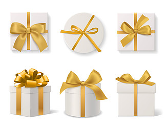 逼真的装饰礼品盒。 3d 礼品白色纸板包装模板、金色丝带和蝴蝶结顶部和侧<i>面</i>视图、圆形和方形包装礼物。在白色背景集上隔离的向量。逼真的装饰礼品盒。 3d 礼品白色纸板包装模板、金色丝带和蝴蝶结顶部和侧<i>面</i>
